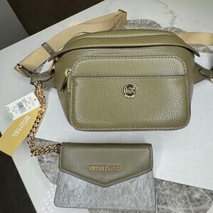 Michael Michael Kors - Large Pebbled Leather 2-in-1 Sling Pack